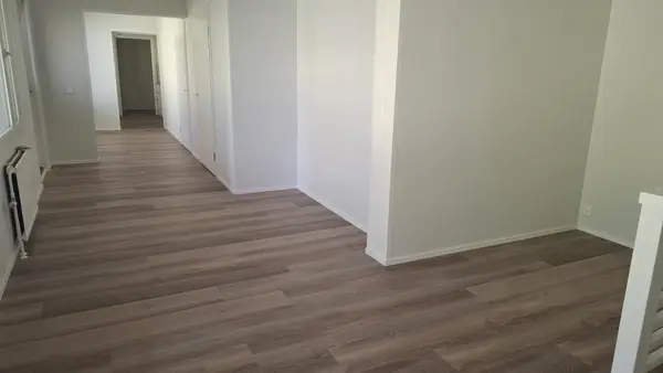 Manskiven avara käytävä ja asuinhuoneiden ovet