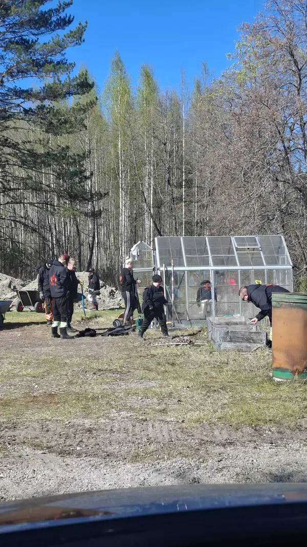Kasvihuone Manskiven pihalla