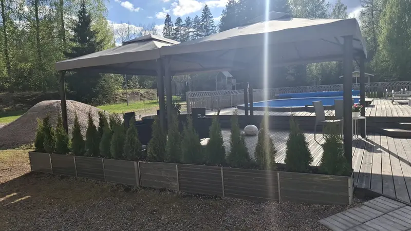 Manskiven piha — paviljonki, istutukset, terassi ja uima-allas