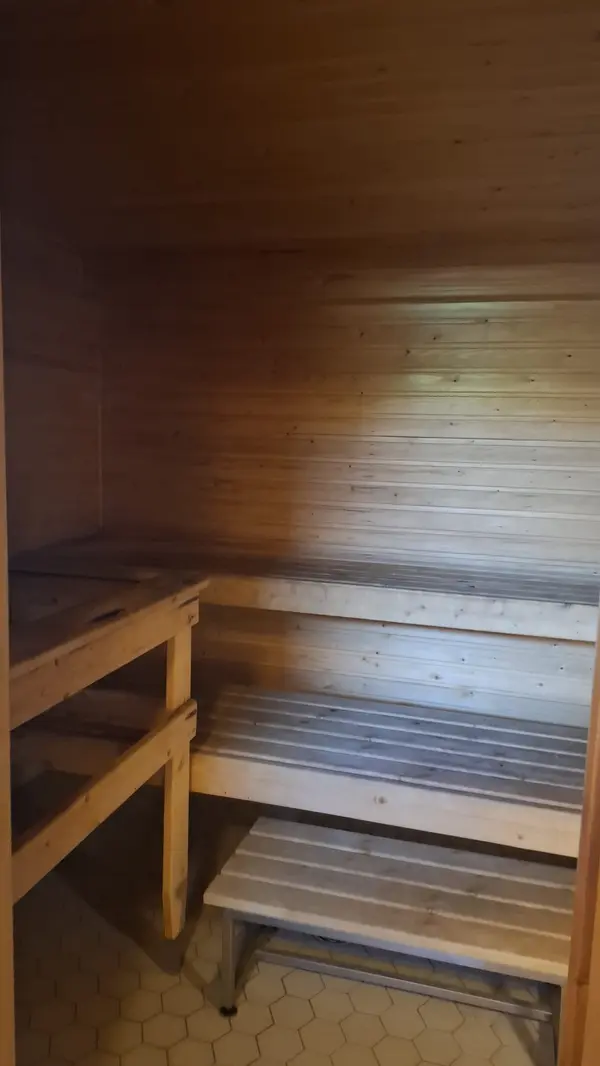 Yhteinen sauna — puulauteet ja rauhallinen tunnelma