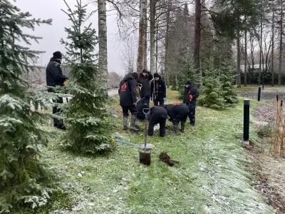 Päivätoimintalaisia istuttamassa puita
